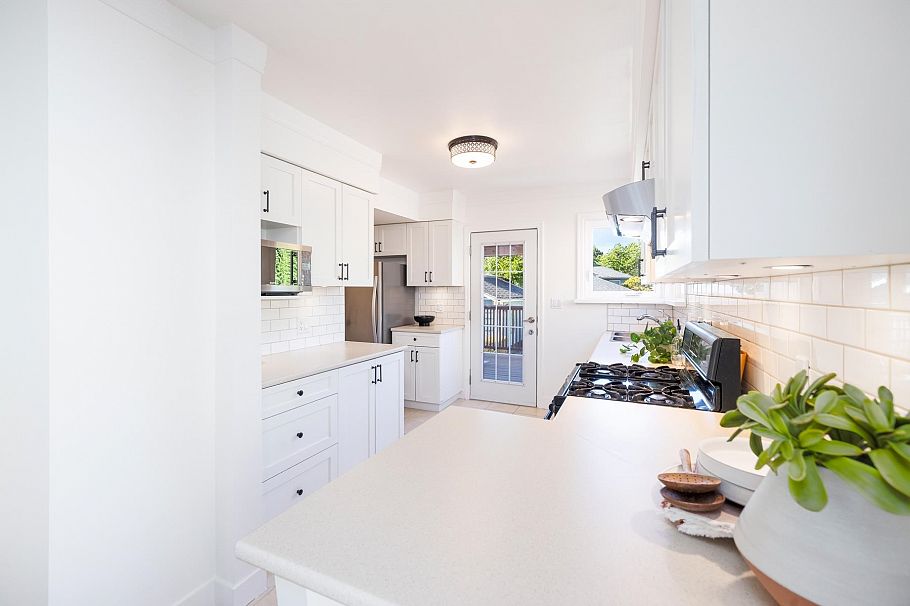 3311 W 8th Avenue Vancouver, BC - 10