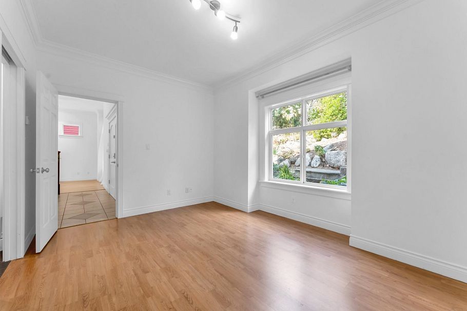 425 Tempe Crescent North Vancouver, BC - 11