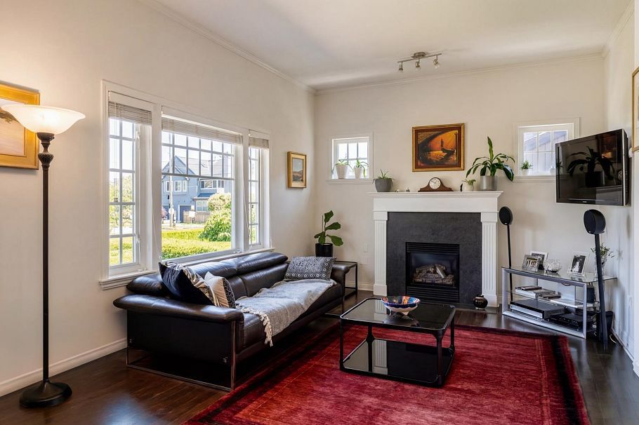 2950 W 8th Avenue Vancouver, BC - 3