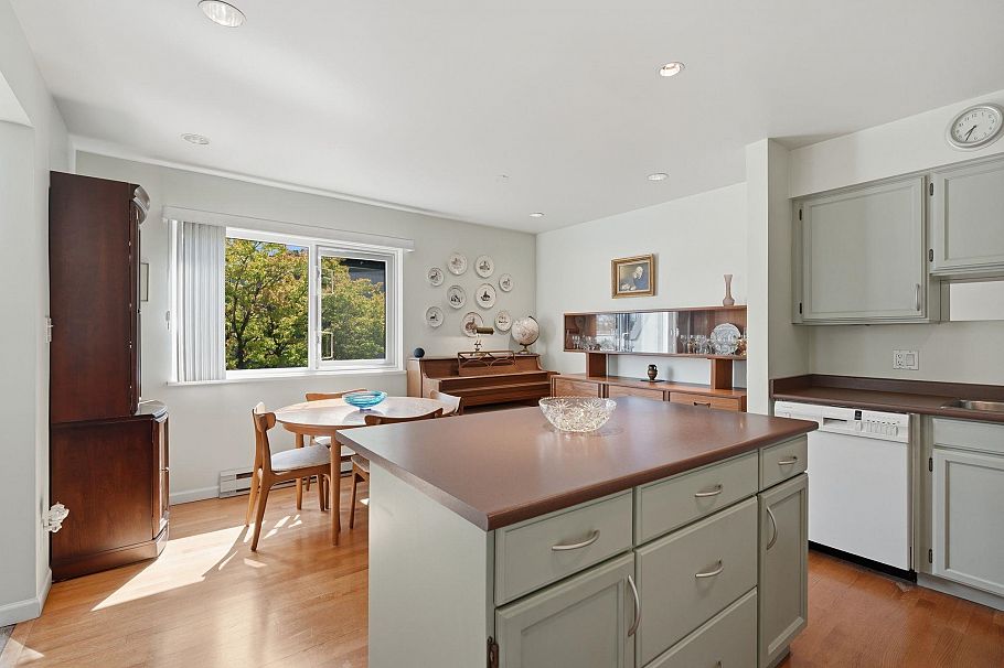 1344 W 7th Avenue Vancouver, BC - 11