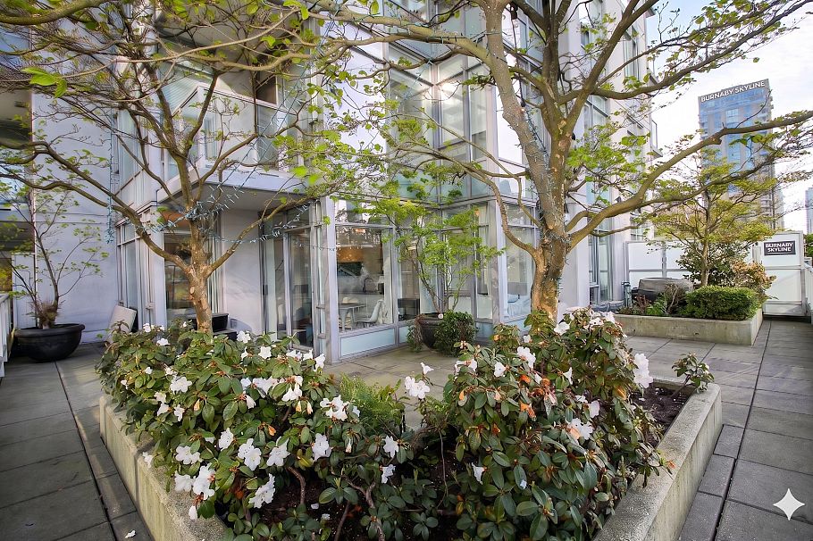 402 480 Robson Street Vancouver, BC - 1