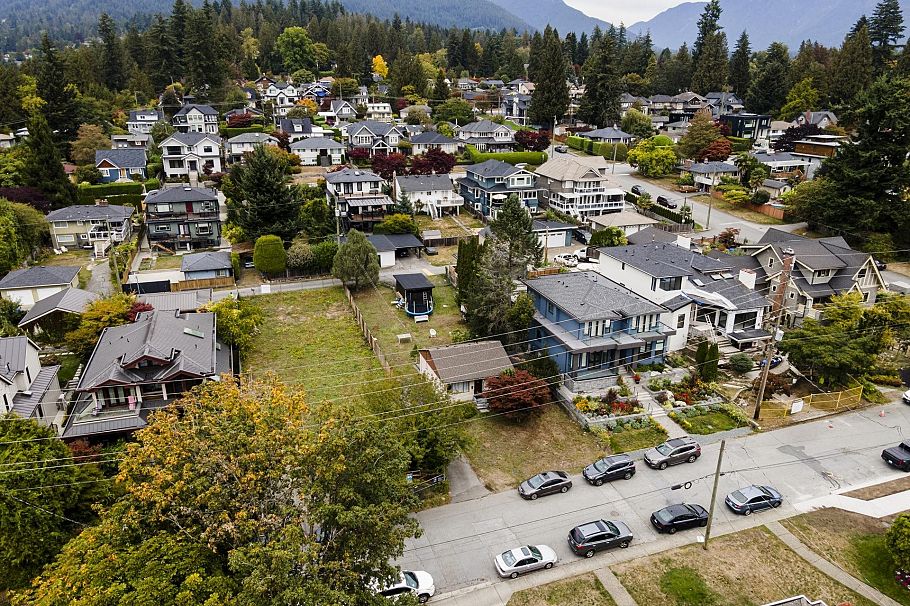 446 E 16th Street North Vancouver, BC - 24