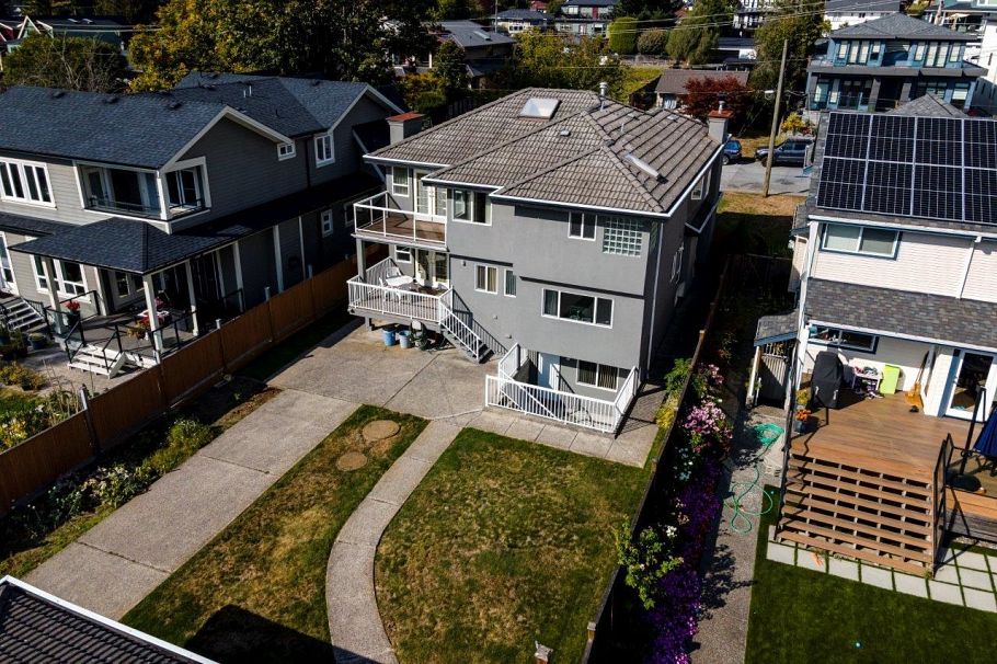 449 E 16th Street North Vancouver, BC - 39