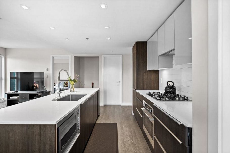 324 1588 E Hastings Street Vancouver, BC - 2