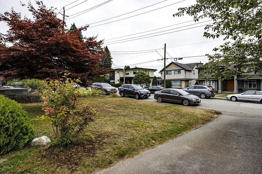 446 E 16th Street North Vancouver, BC - 28