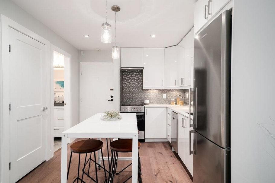 208 1425 Cypress Street Vancouver, BC - 3