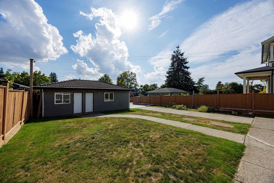 449 E 16th Street North Vancouver, BC - 35