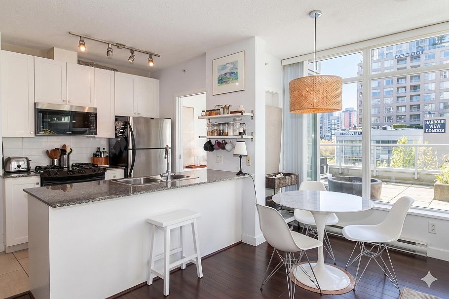 402 480 Robson Street Vancouver, BC - 4