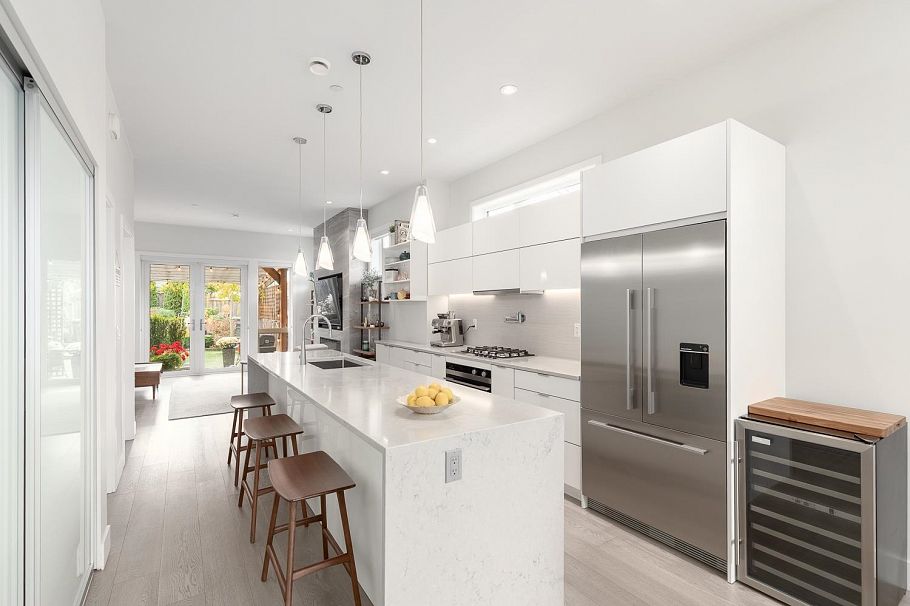 220 E 40th Avenue Vancouver, BC - 1