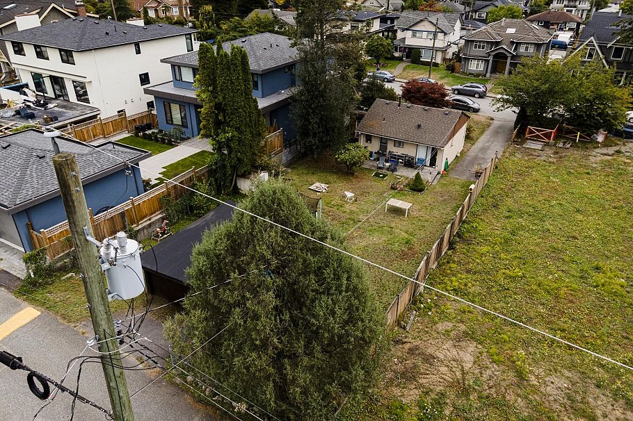 446 E 16th Street North Vancouver, BC - 23