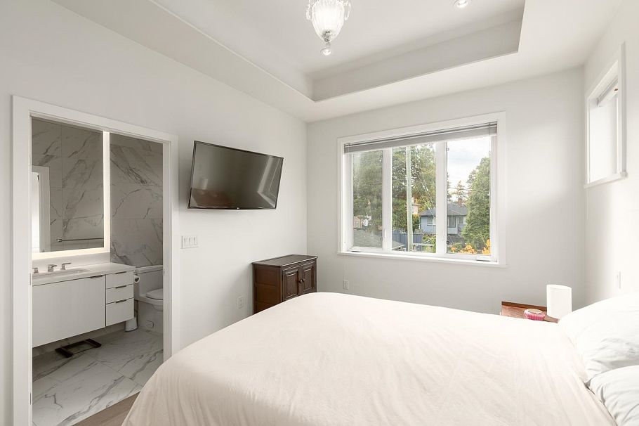 220 E 40th Avenue Vancouver, BC - 22