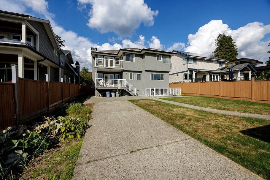 449 E 16th Street North Vancouver, BC - 36