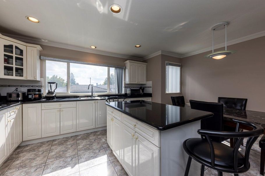 449 E 16th Street North Vancouver, BC - 10