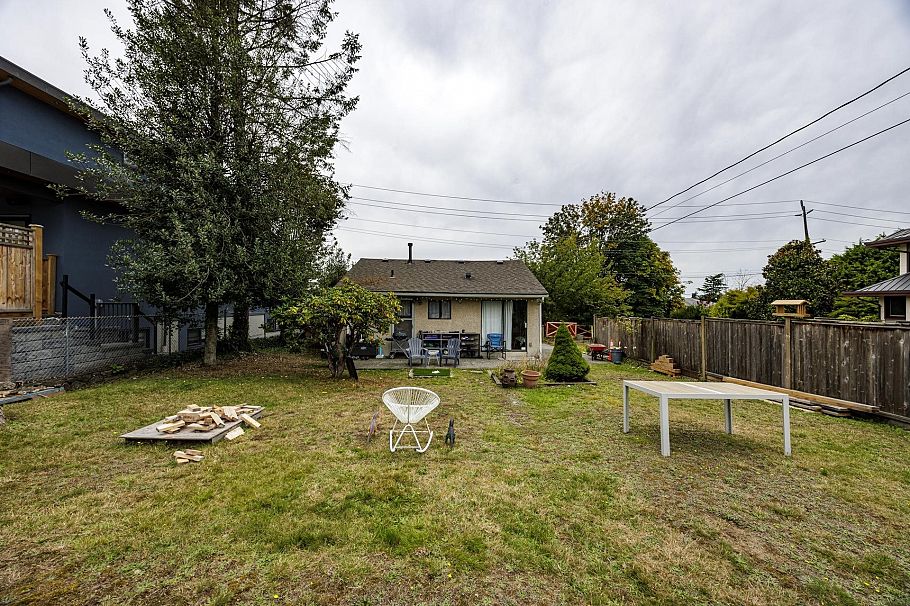 446 E 16th Street North Vancouver, BC - 13
