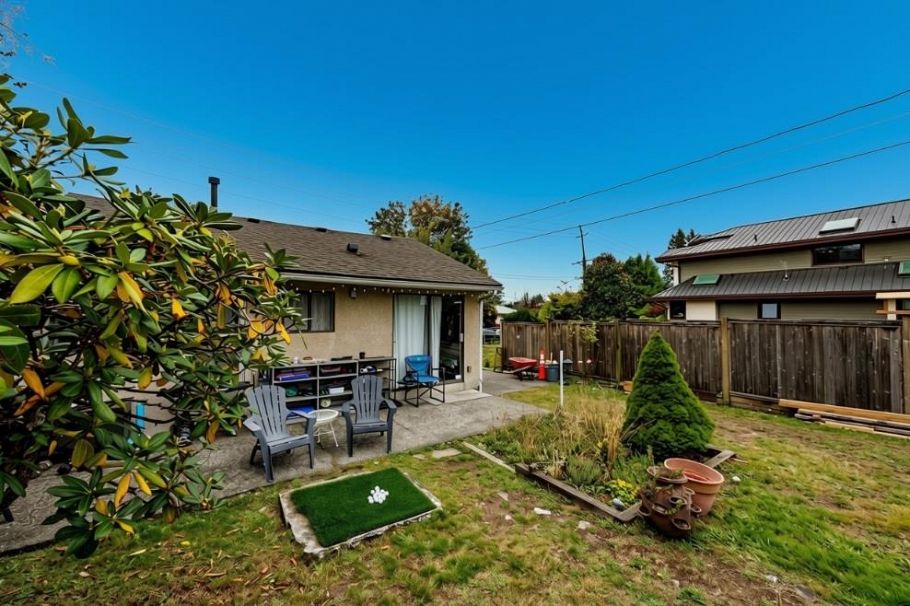 446 E 16th Street North Vancouver, BC - 2