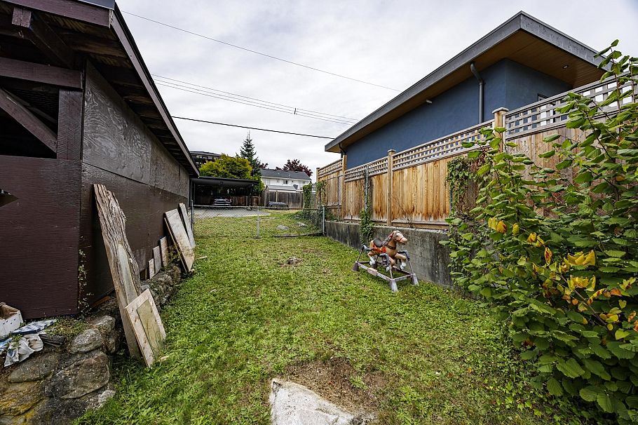446 E 16th Street North Vancouver, BC - 16