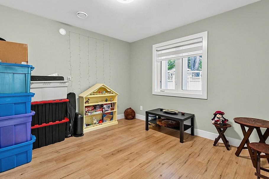1324 W 15th Street North Vancouver, BC - 20