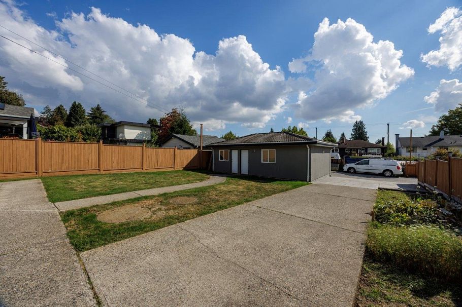 449 E 16th Street North Vancouver, BC - 34
