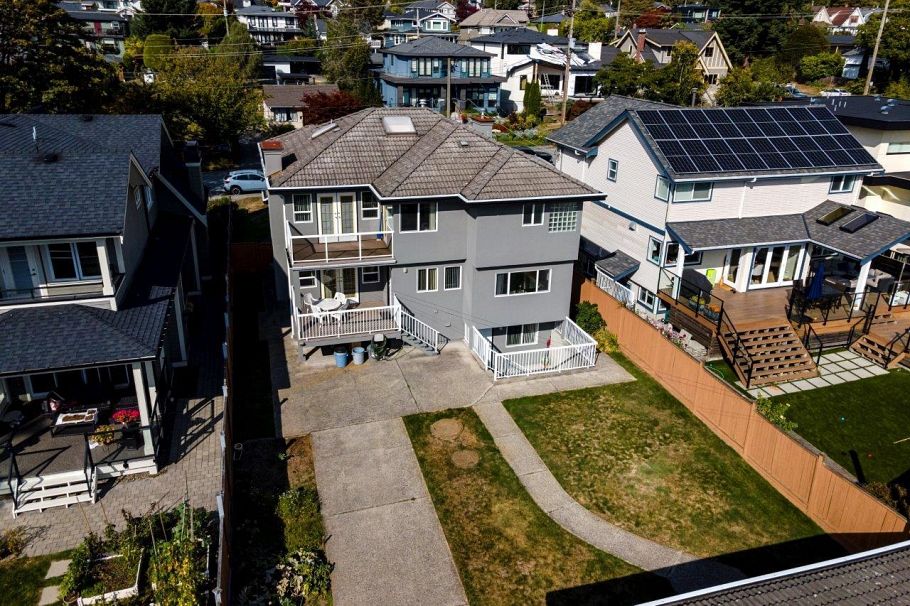 449 E 16th Street North Vancouver, BC - 38