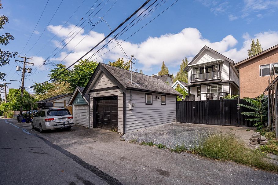 1546 E 2nd Avenue Vancouver, BC - 37