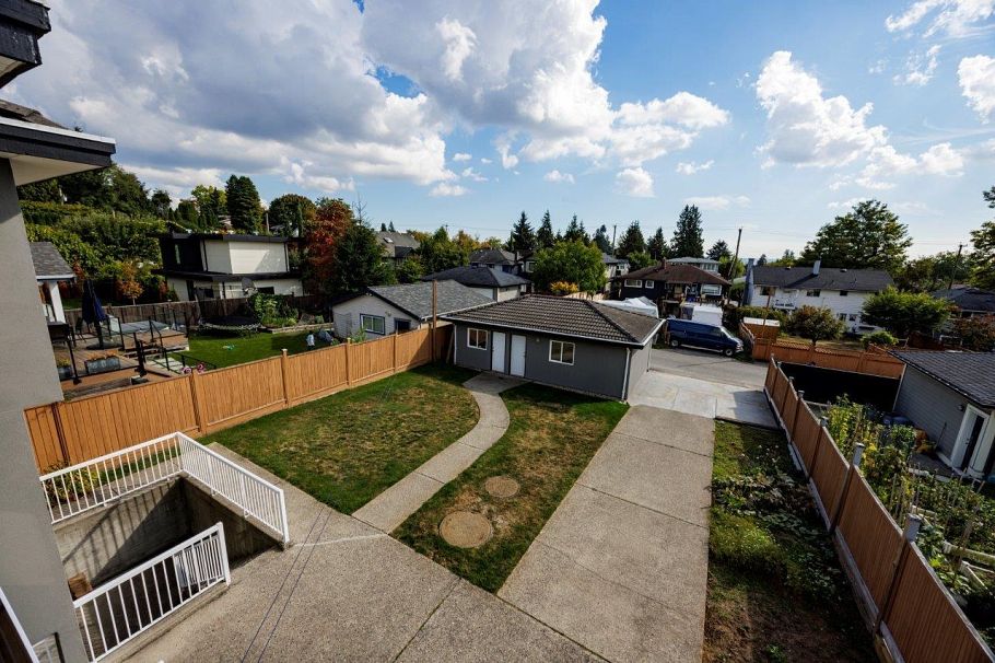 449 E 16th Street North Vancouver, BC - 27