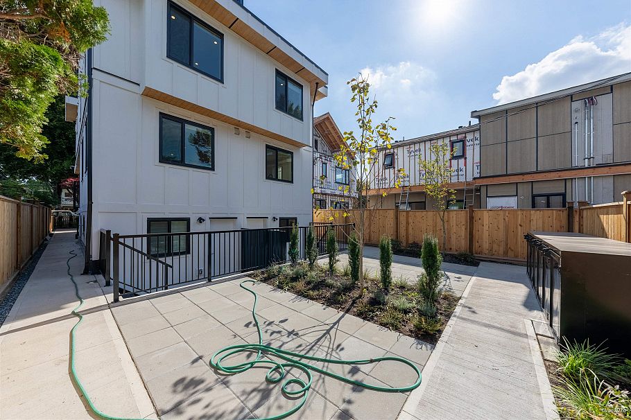 1 5385 Earles Street Vancouver, BC - 3