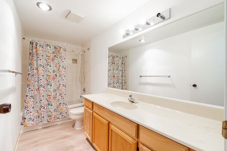 1304 W 7th Avenue Vancouver, BC - 23