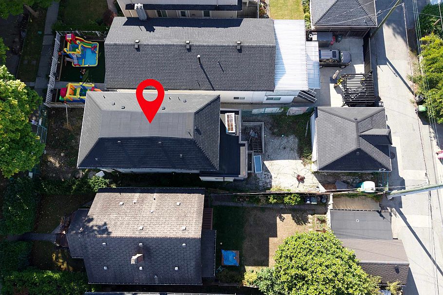 2911 W 34th Avenue Vancouver, BC - 2