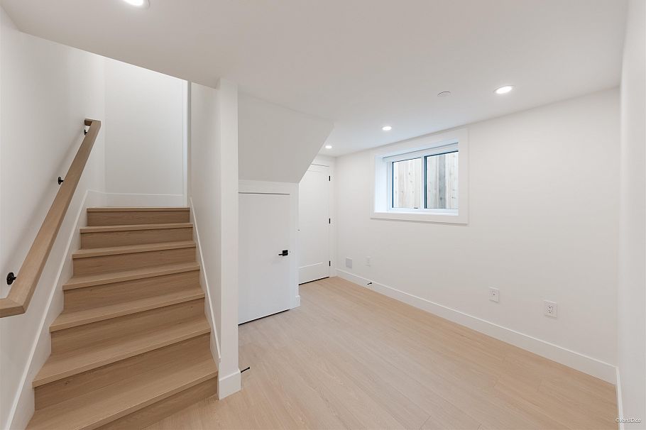 1 5385 Earles Street Vancouver, BC - 17