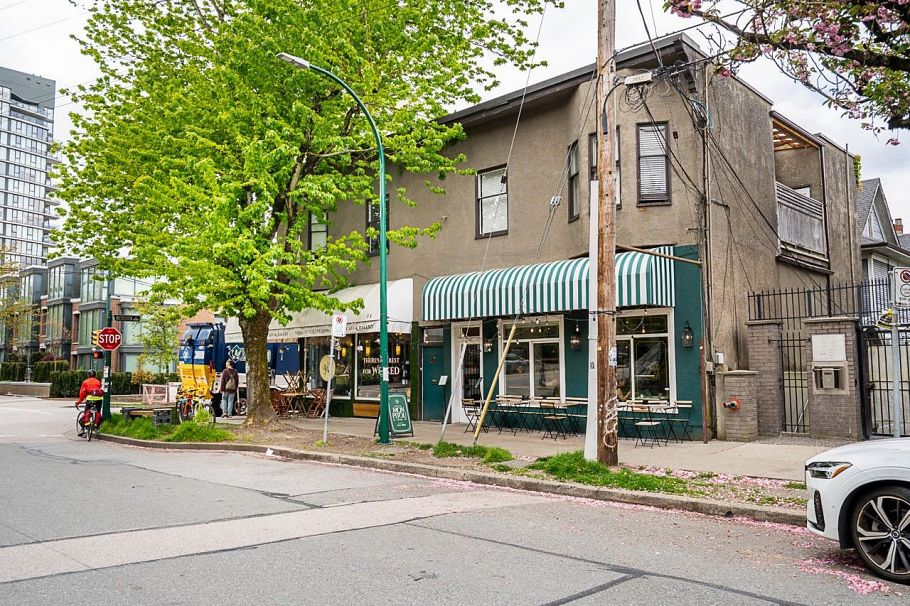 1304 W 7th Avenue Vancouver, BC - 39