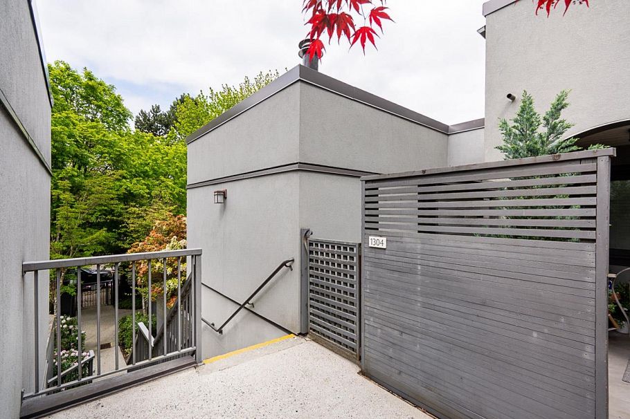 1304 W 7th Avenue Vancouver, BC - 33