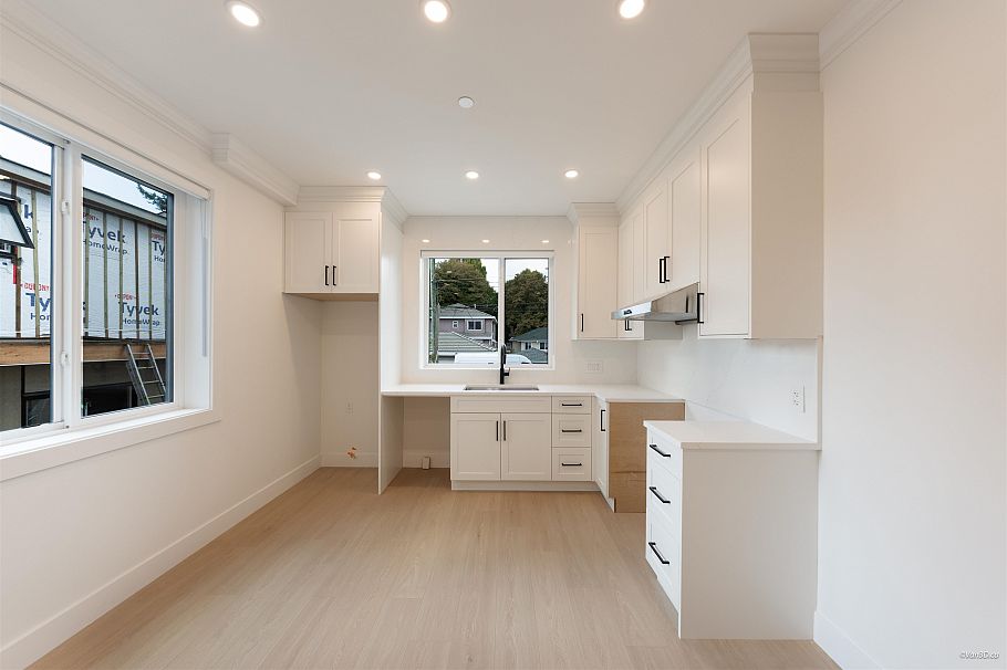 1 5385 Earles Street Vancouver, BC - 9