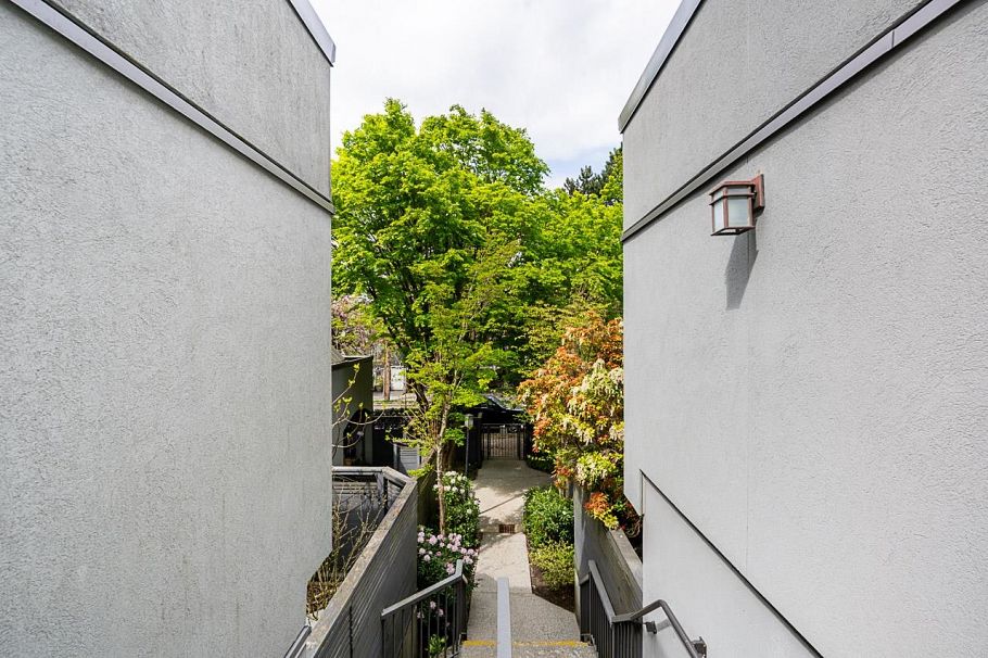 1304 W 7th Avenue Vancouver, BC - 34
