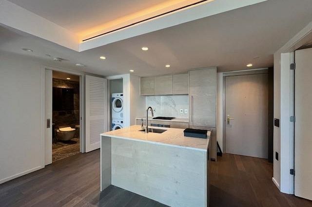 902 1408 Robson Street Vancouver, BC - 1