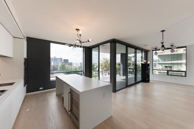 703 1171 Jervis Street Vancouver, BC - 4