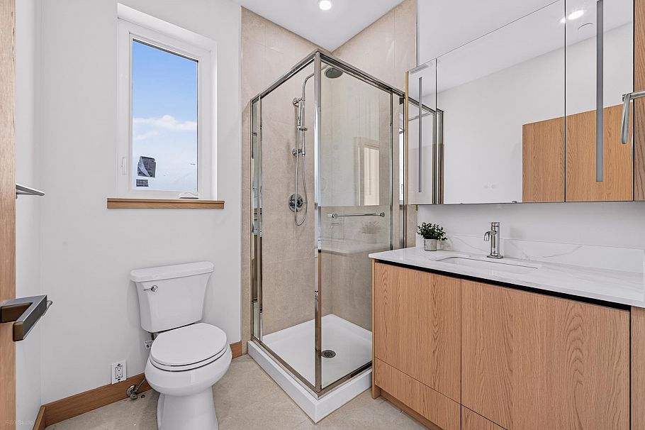 3 1325 E 37th Avenue Vancouver, BC - 12