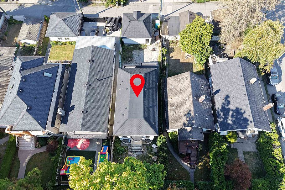2911 W 34th Avenue Vancouver, BC - 1