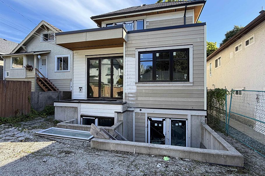 2911 W 34th Avenue Vancouver, BC - 4