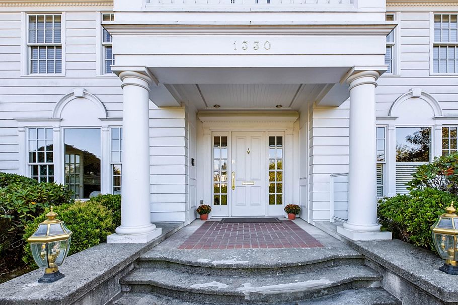 1330 Minto Crescent Vancouver, BC - 2