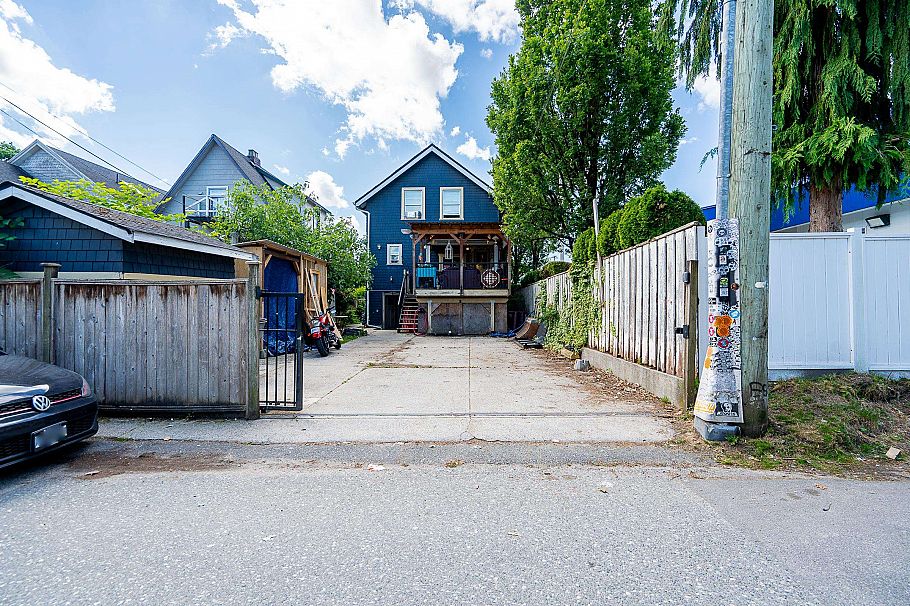 1329 E 12th Avenue Vancouver, BC - 11