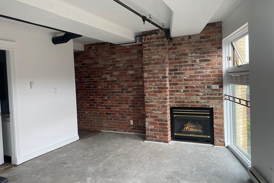 704 27 Alexander Street Vancouver, BC - 4