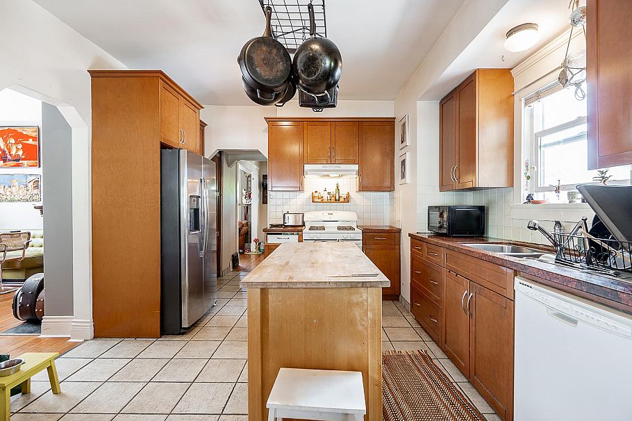 1329 E 12th Avenue Vancouver, BC - 4