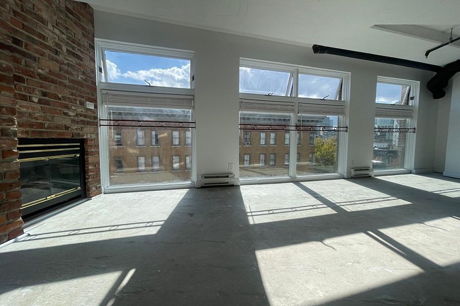 704 27 Alexander Street Vancouver, BC - 1