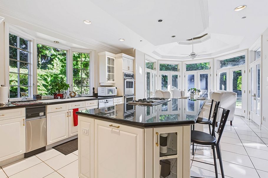 1330 Minto Crescent Vancouver, BC - 10