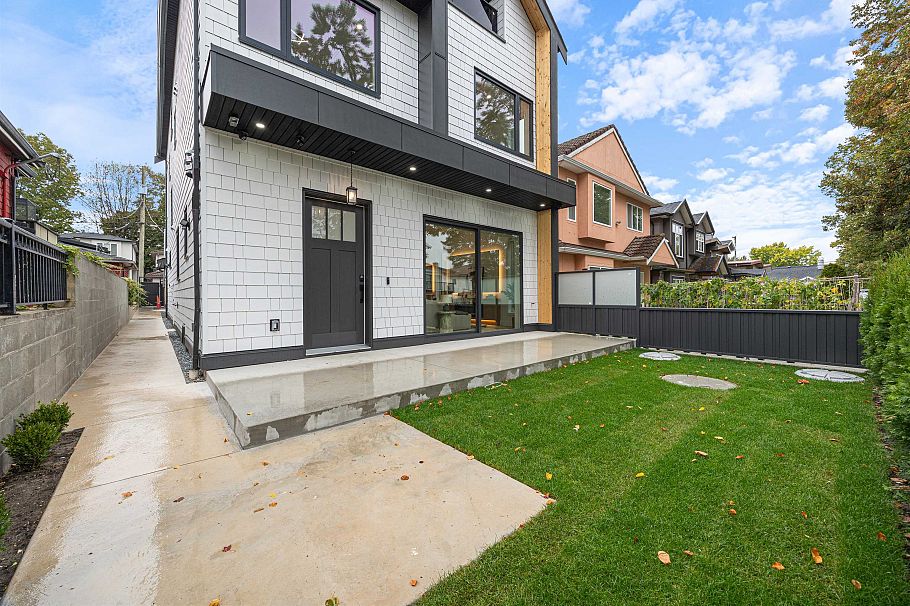 1 2070 E 26th Avenue Vancouver, BC - 6
