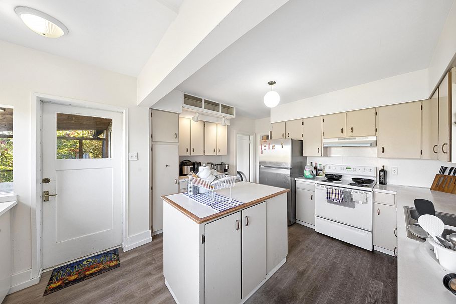 3993 W 10th Avenue Vancouver, BC - 13