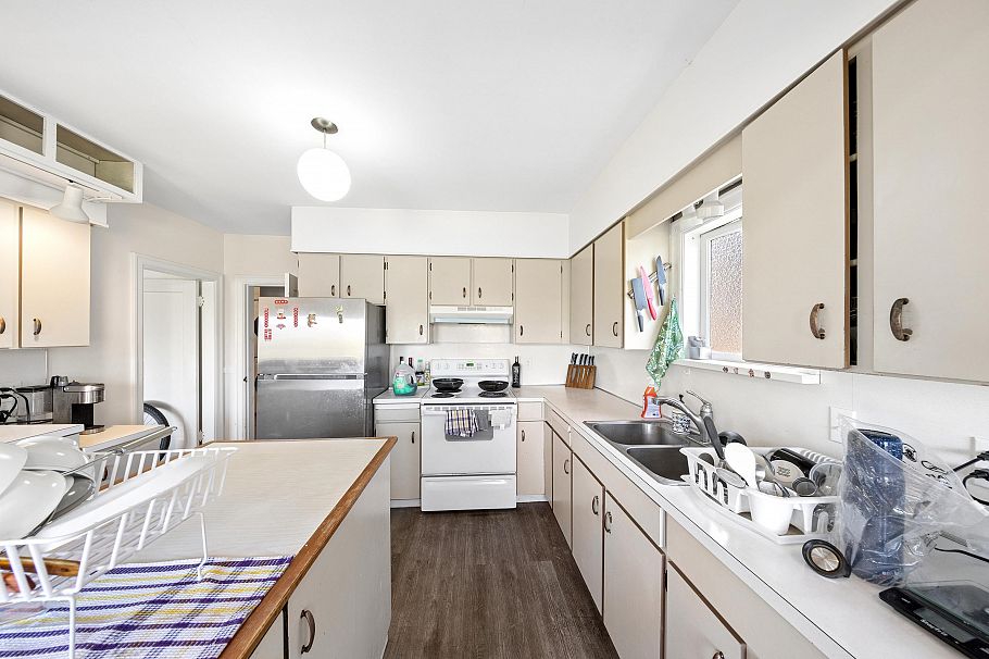 3993 W 10th Avenue Vancouver, BC - 11