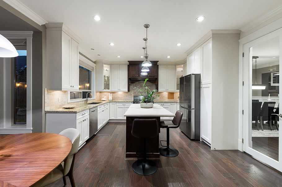 358 W 15th Street North Vancouver, BC - 11