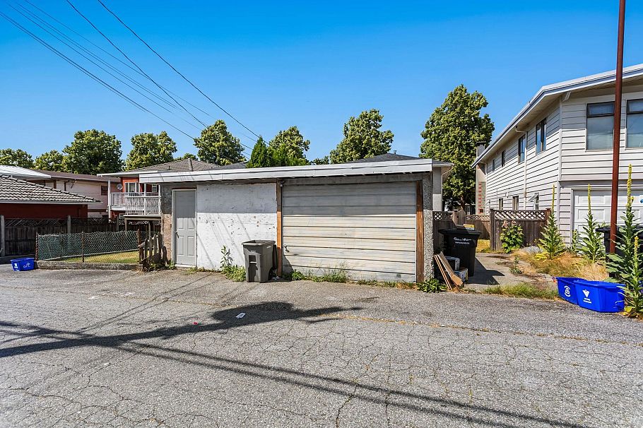 3186 E 28th Avenue Vancouver, BC - 28
