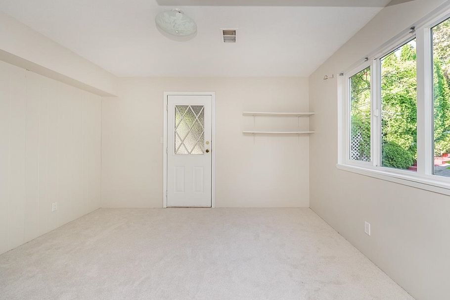 741 Montroyal Boulevard North Vancouver, BC - 6